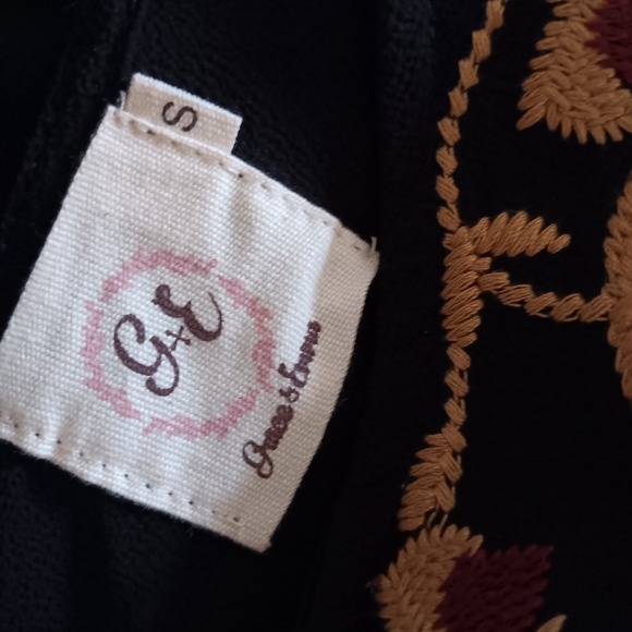 Ladies embroidered BOUTIQUE sleeveless tie back top. ladies small - Picture 2 of 3